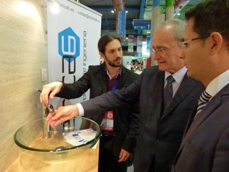 Francisco de la Torre visita el sistema de ahorro de agua de Métrica6.
