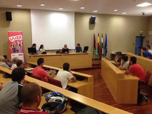 Sala universitaria en la UMA con sesión de Conversaciones YUZZ Santander 2014 – formación en innovación, I+D+i y desarrollo de producto para emprendedores