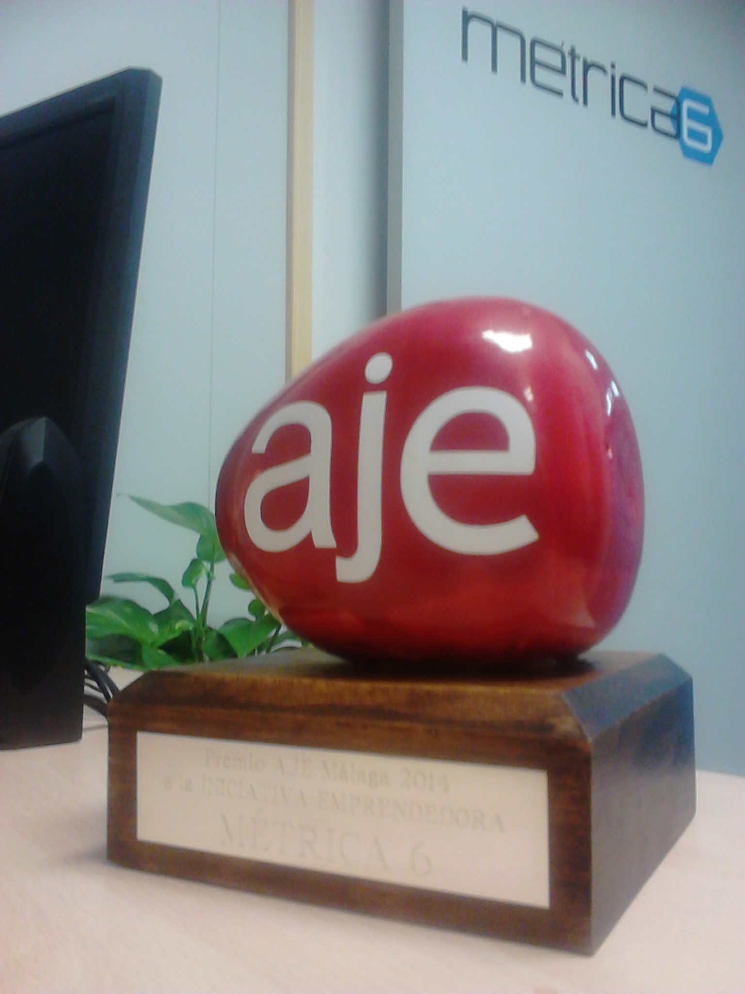 Trofeo del Premio AJE Málaga 2014 a Mejor Iniciativa Emprendedora en la oficina de Métrica6 – reconocimiento a la innovación y el I+D+i en ingeniería de producto