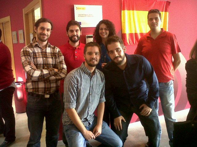 Equipo de Métrica6 en el espacio YUZZ con bandera española y logo Santander