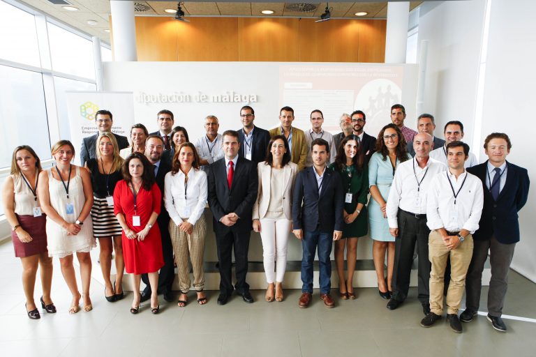 Foto de grupo en la adhesión de Métrica6 al Foro Provincial RSE de Málaga en la Diputación Provincial octubre 2014 – empresa de I+D+i y consultoría comprometida con la innovación sostenible