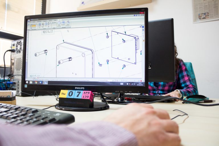 Ingeniero de Métrica6 trabajando en el diseño mecánico CAD del dispositivo NESS en la oficina del PTA Málaga – I+D+i en ingeniería de producto