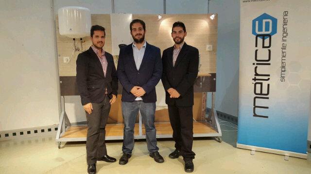 Equipo de Métrica6 con el roll-up corporativo presentando el dispositivo NESS ante inversores y visitantes – finalistas en la UK Business Angels Association 2015