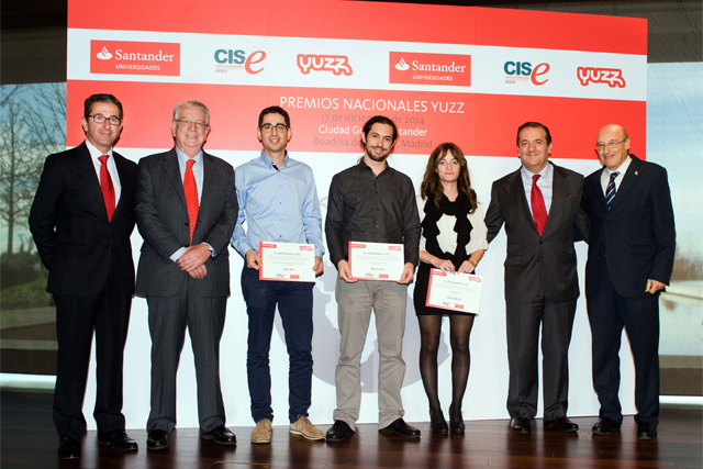 Equipo de Métrica6 recibiendo el segundo premio en la gala de los Premios Nacionales YUZZ Santander Universidades 2014 – reconocimiento al I+D+i y diseño de producto innovador