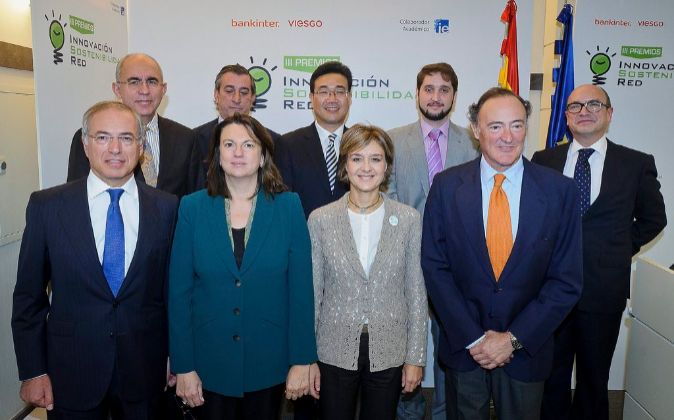 Foto de los galardonados en los III Premios Innovación Sostenible 2015 – Métrica6 distinguida como mejor pyme por su I+D+i en diseño de producto y eficiencia hídrica