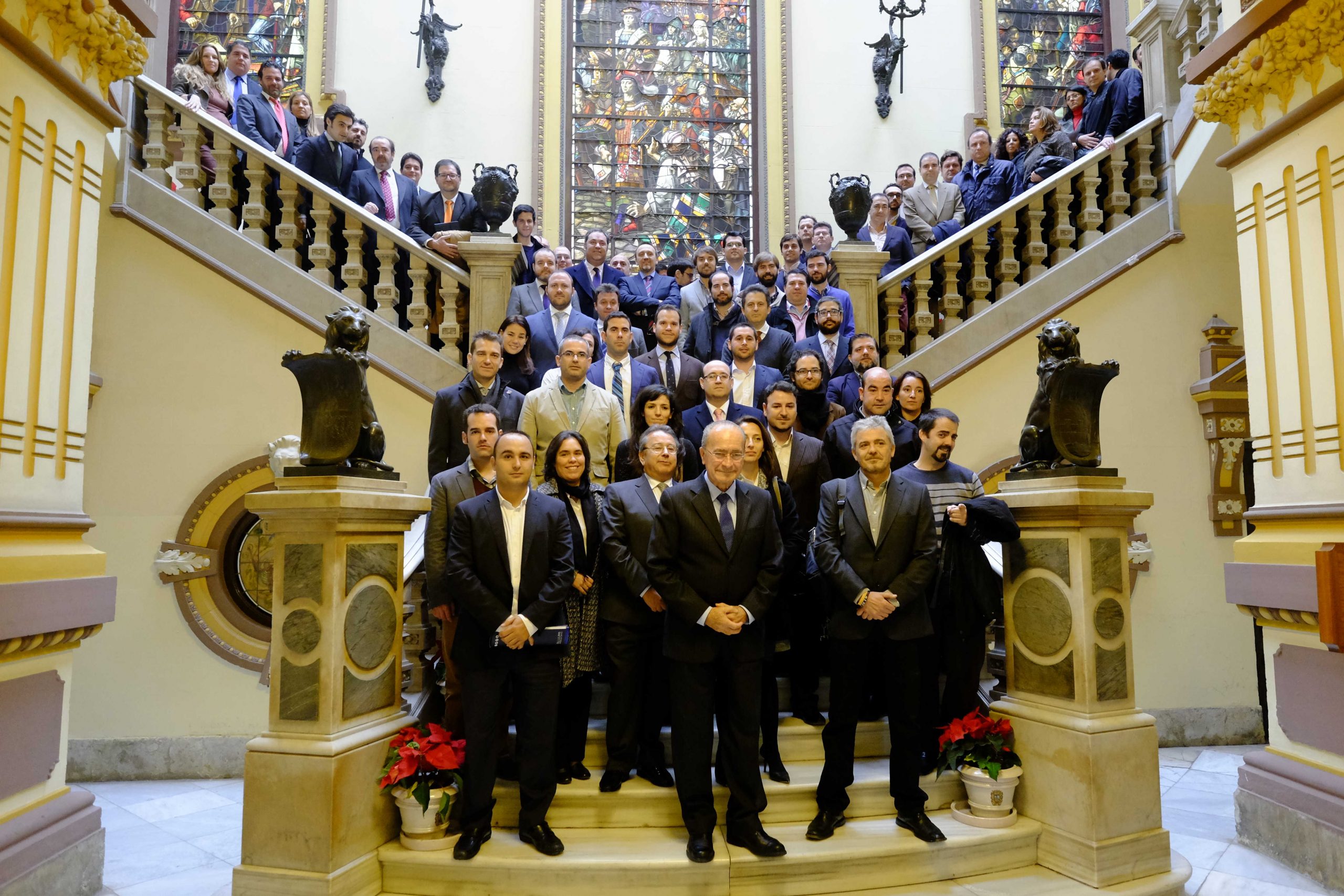 Foto de grupo en la escalinata del edificio histórico de la Presentación Málaga Valley Innova de diciembre 2014 – encuentro del ecosistema de innovación, I+D+i y desarrollo de producto de Málaga