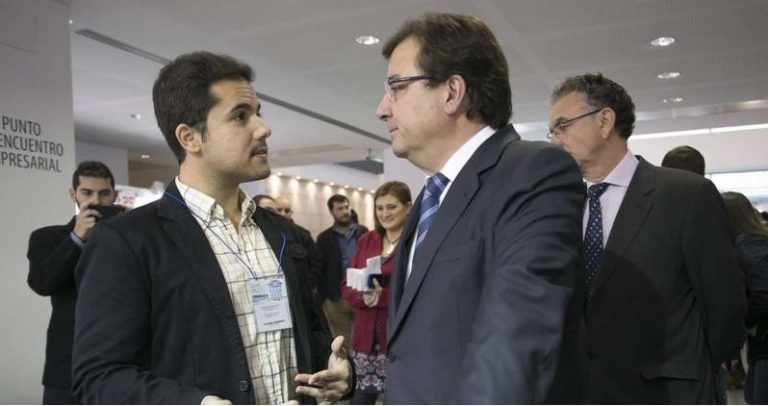 Representante de Métrica6 presentando el proyecto de I+D+i e innovación al presidente de Extremadura en el Foro FICON 2015 – punto de encuentro empresarial