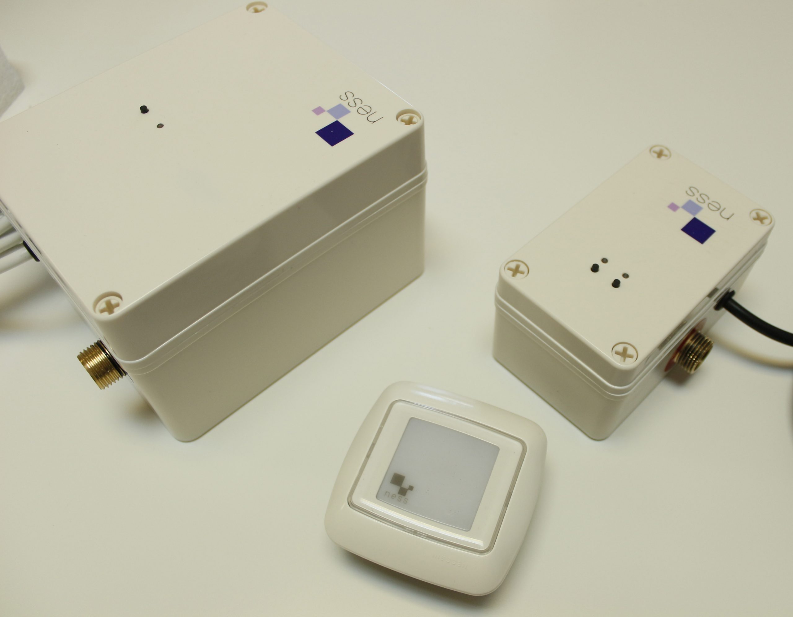 Vista alternativa de los tres módulos del sistema NESS de Métrica6 – dispositivo de I+D+i para ahorro de agua caliente sanitaria en edificios