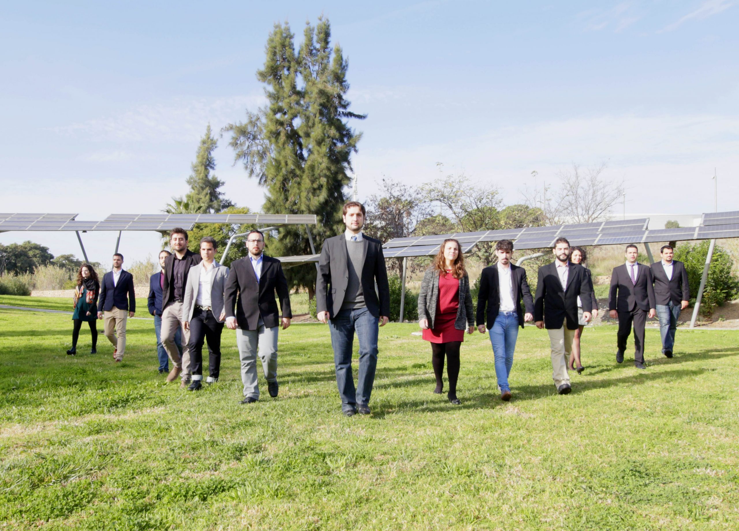 Foto corporativa del equipo completo de Métrica6 en 2016 frente a paneles solares – balance de un año de crecimiento en I+D+i, innovación, diseño de producto y consultoría tecnológica
