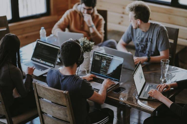 Equipo de trabajo colaborando en oficina — Proyecto Start at Best de innovación en el entorno laboral de Métrica6