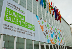 Exterior del Palacio Municipal de Congresos de Madrid con el banner del CONAMA 2014