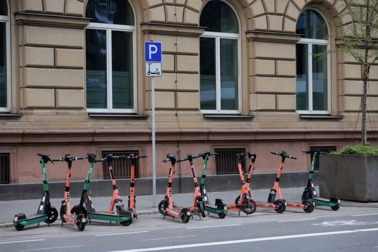 Patinetes eléctricos aparcados en zona de estacionamiento urbano — Proyecto RETECH de digitalización de QUICK de Métrica6