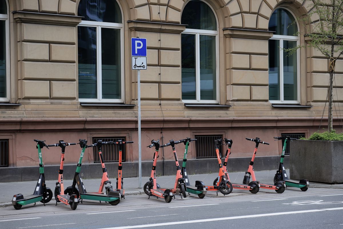Patinetes eléctricos aparcados en zona de estacionamiento urbano — Proyecto RETECH de digitalización de QUICK de Métrica6